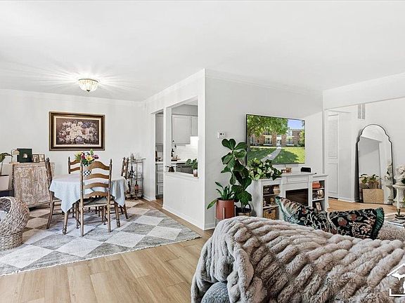 5th image of 490 Fox Hills Dr N APT 8