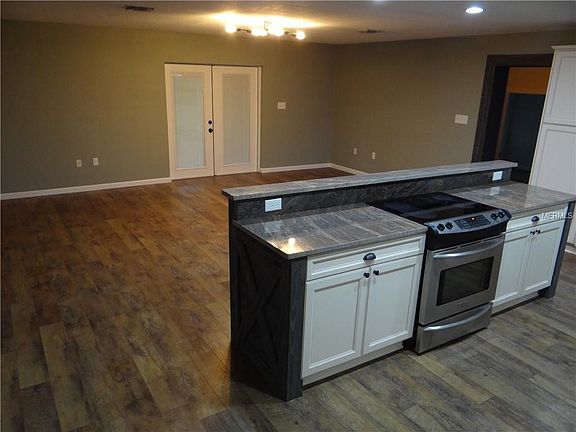 4th image of 26515 Lawrence Ave