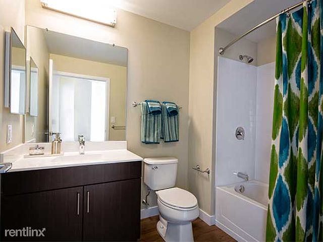 22ModelBathroom01-SpaciousBathsWithModernFeatures