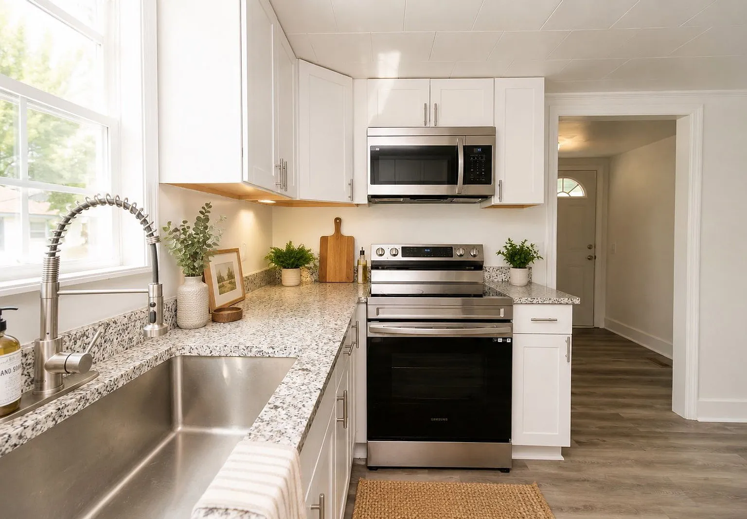 2 bed, 1.0 bath, 900 sqft, $1,295 — Photo 2