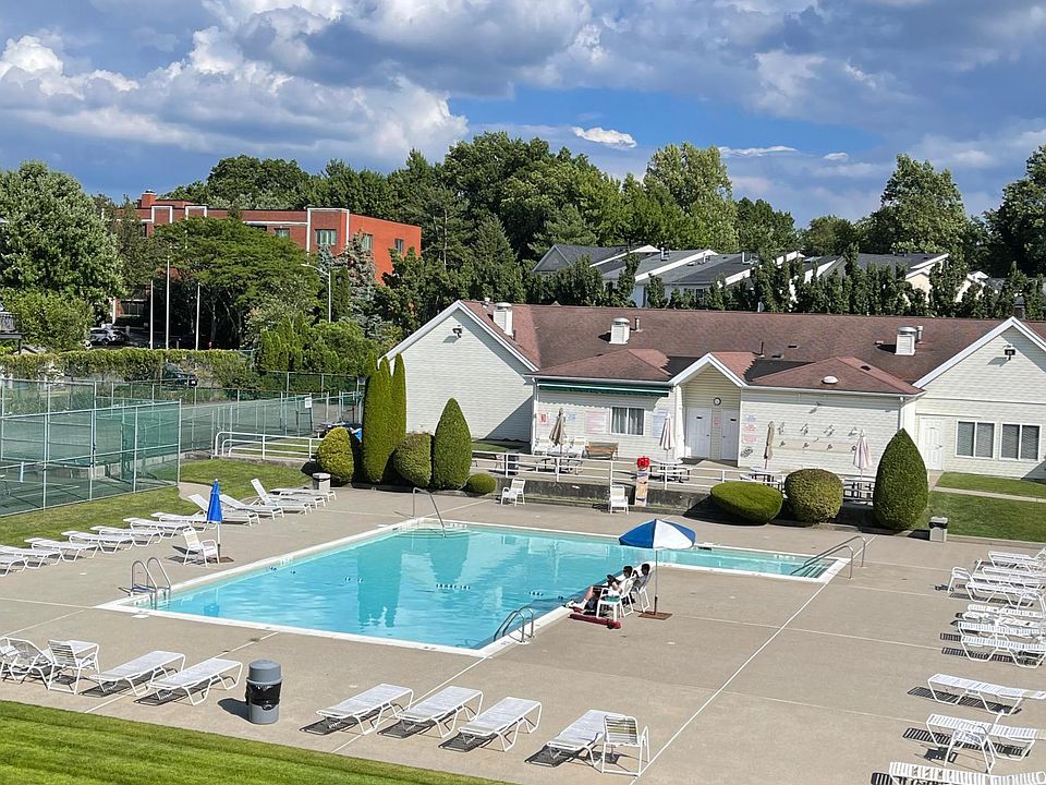 1st image of 75 Essex Dr APT 3