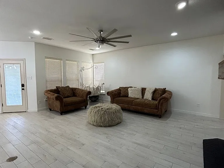 5900 Oak Creek Dr — Photo 8