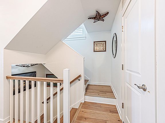 5th image of 812-14 Moorlyn Ter