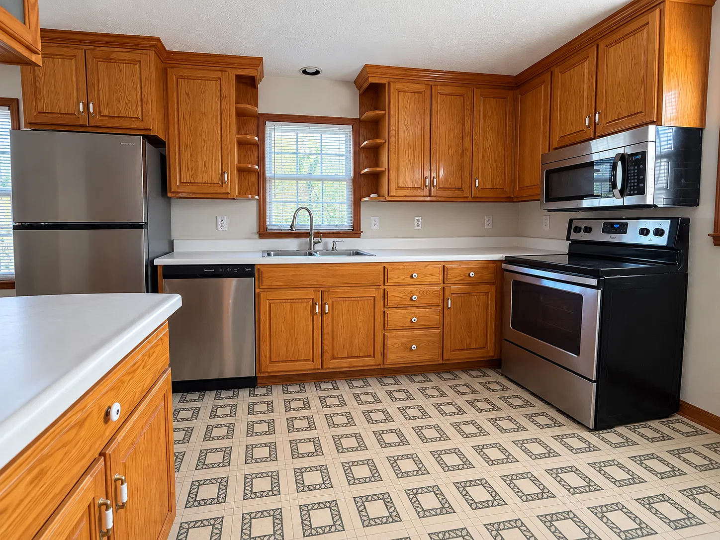 3 bed, 2.5 bath, 1382 sqft, $1,650 — Photo 3