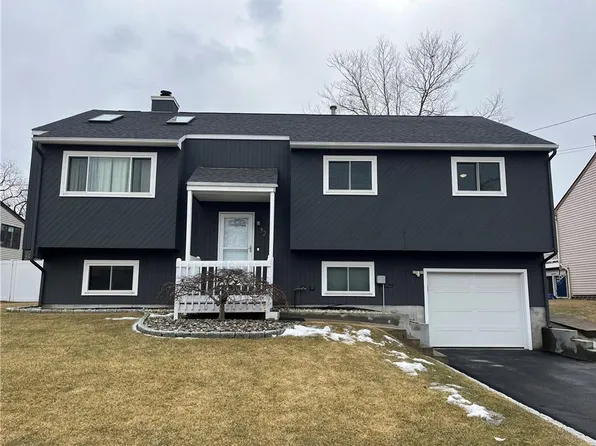 32 Sarah Ln, Warwick, RI 02889