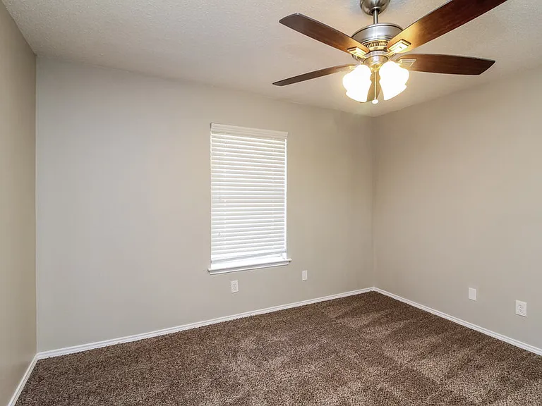 900 Vicksburg Ln — Photo 6