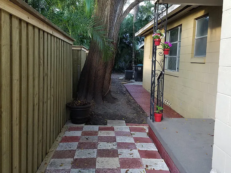 821 E Church St — Photo 24