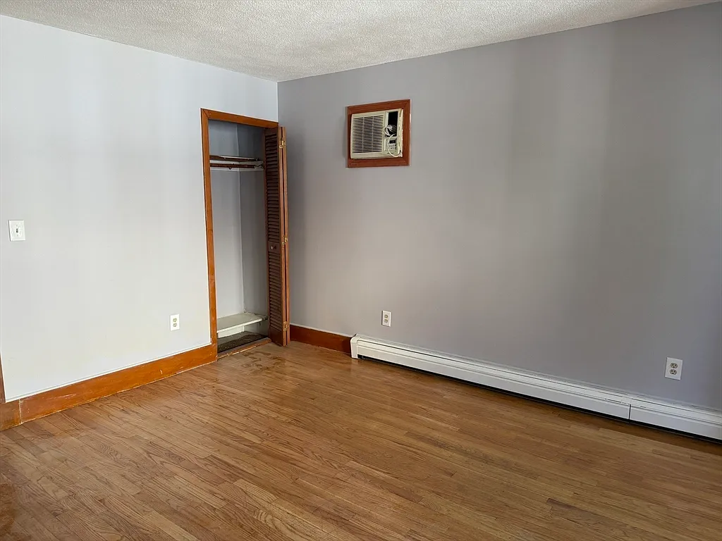 3 bed, 1.0 bath, 1200 sqft, $2,650 — Photo 4