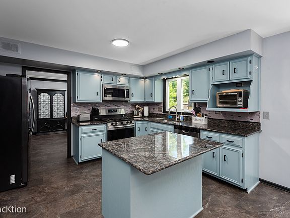 5th image of 360 Lake View Dr