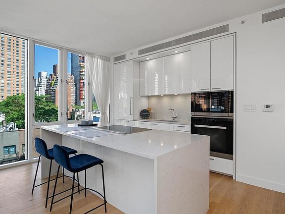 3rd image of 301 E 61st St APT 6A
