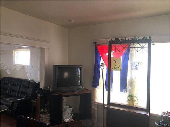 4th image of 2496 La Salle Ave