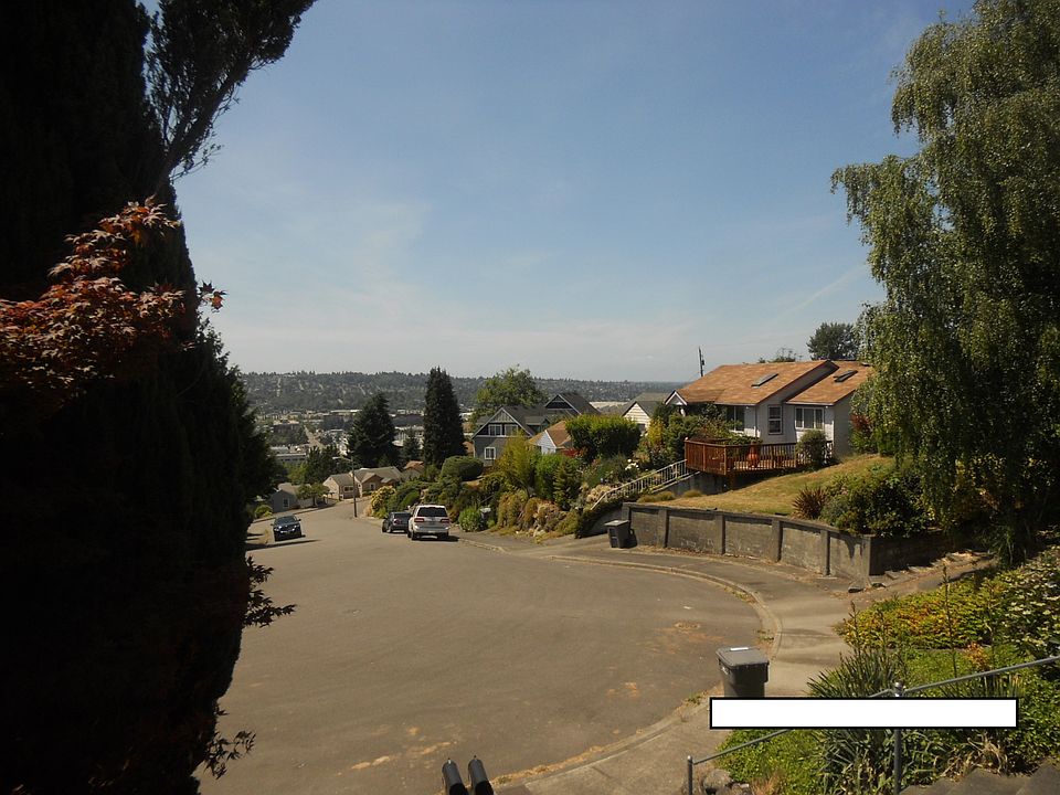 2nd image of 562 Windsor Pl NE