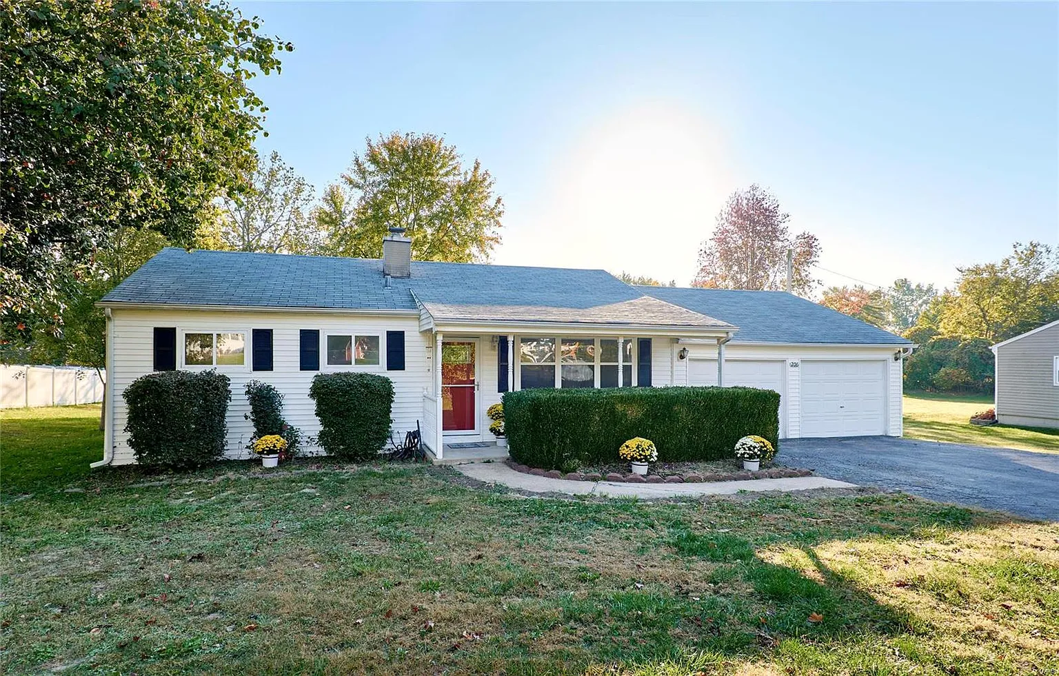 206 Hillsdale Dr photo 1