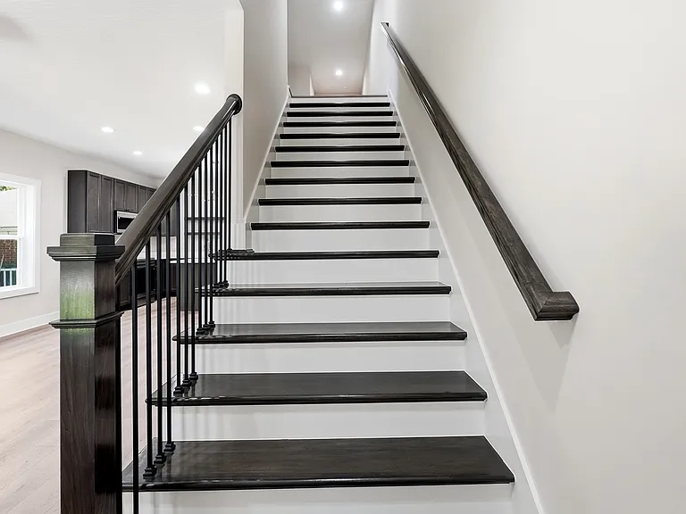 Extra wide staircase for easy moving in