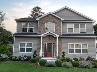 25 Willets Dr, Syosset, NY 11791