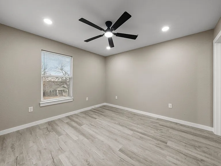 1905 Sanger Ave — Photo 18
