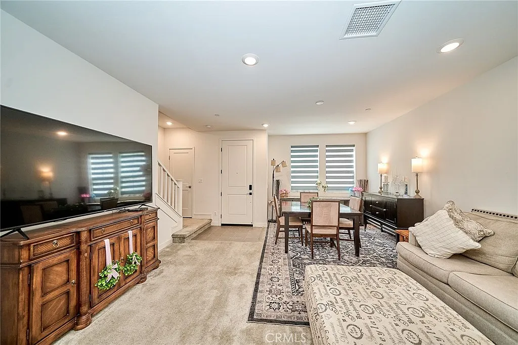 3 bed, 2.5 bath, 1739 sqft, $4,500 — Photo 2