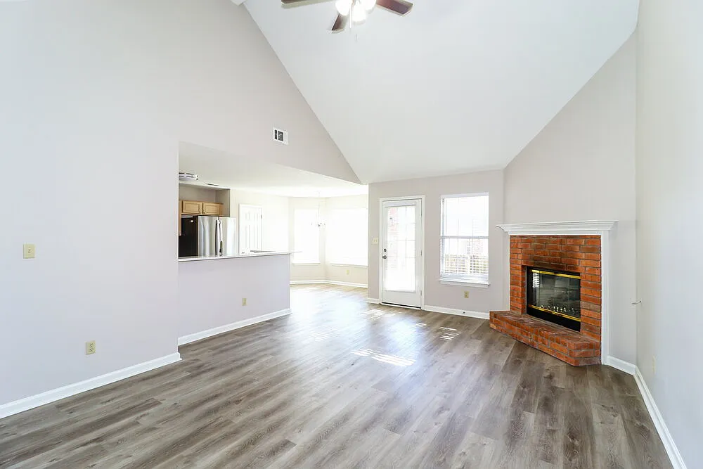 3 bed, 2.0 bath, 1328 sqft, $2,450 — Photo 3