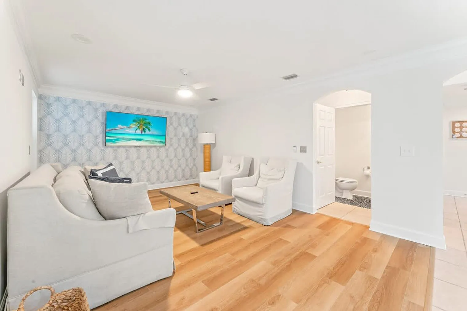 4 bed, 2.0 bath, 1969 sqft, $5,070 — Photo 2