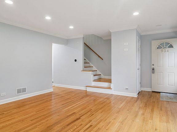 4th image of 934 N Wheeling Rd
