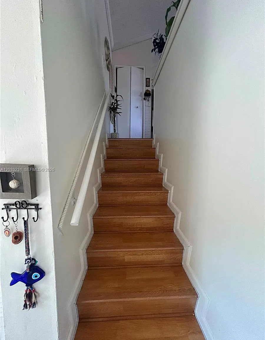 3 bed, 2.5 bath, 2900 sqft, $2,800 — Photo 2