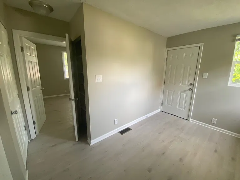 938 N Gray St — Photo 7