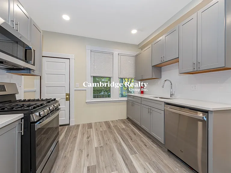 44 Brackett St #3T — Photo 2