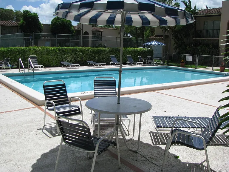 10832 N Kendall Dr #U11 — Photo 4