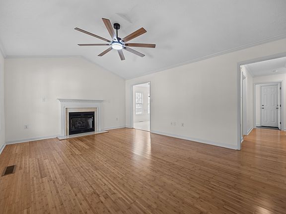 4th image of 44 Glen Meadow Dr