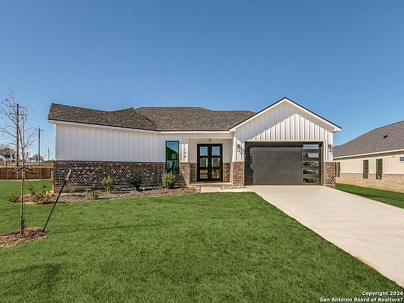 2nd image of 156 W MAGNOLIA CIR