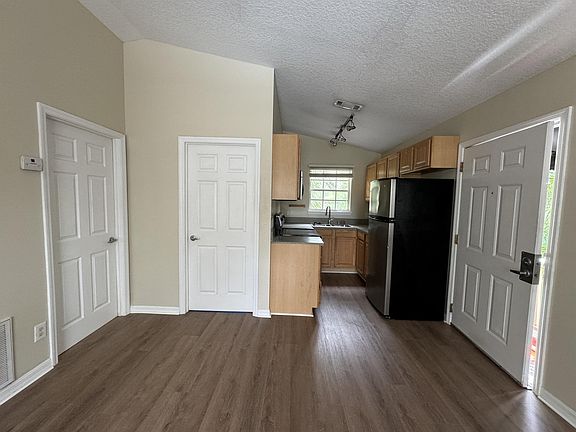5th image of 108 Hill Ave