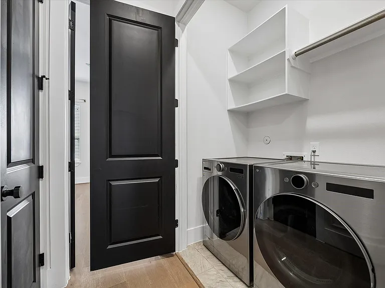 1232 W 21st St — Photo 26