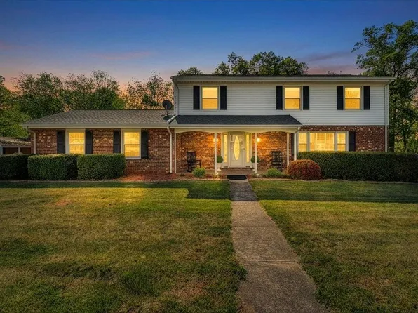 1036 Howell Dr, Vinton, VA 24179