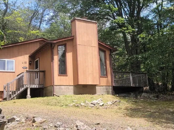 2227 Overlook Dr, Tobyhanna, PA 18466