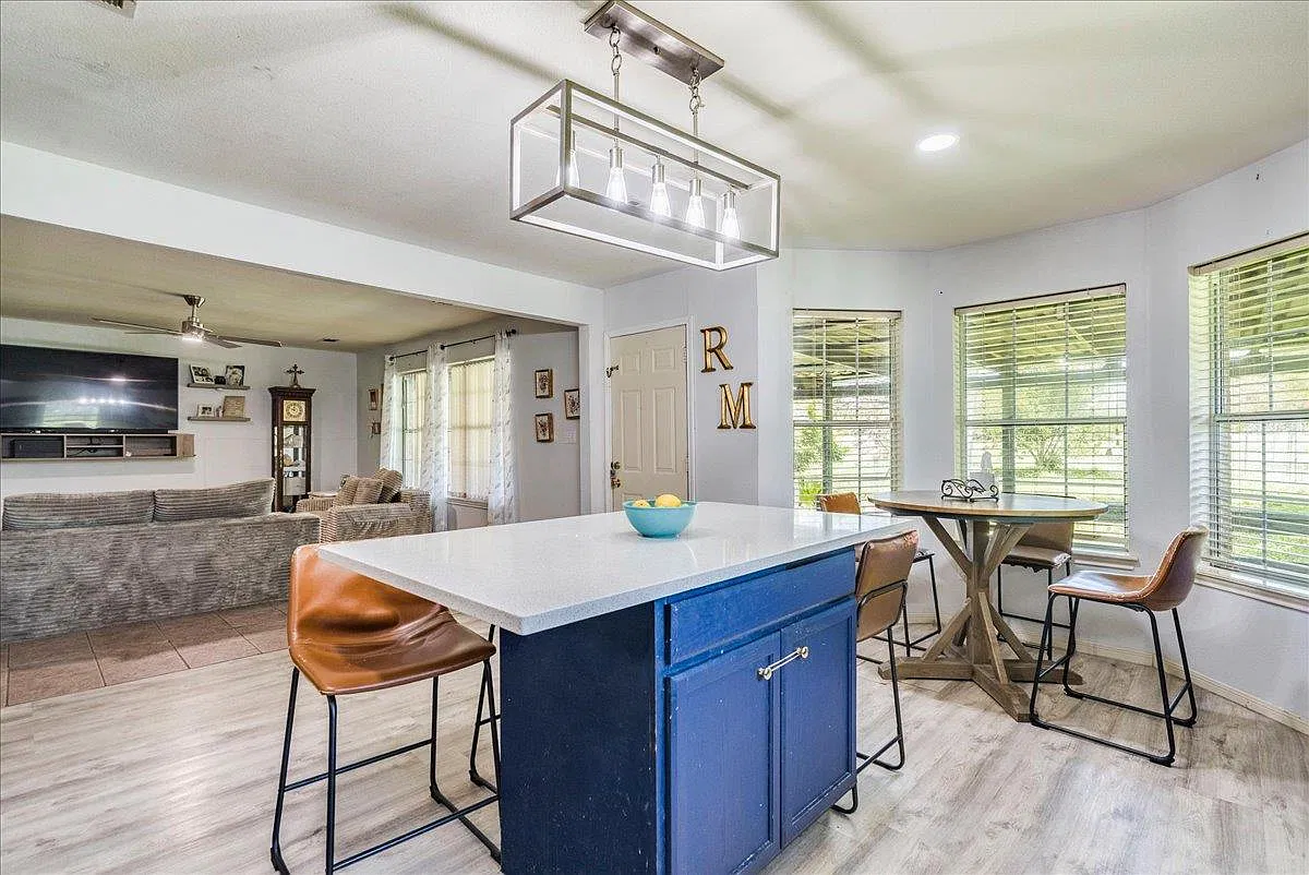 4 bed, 3.0 bath, 2018 sqft, $2,500 — Photo 2