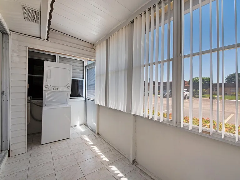 274 Seville Ct #L — Photo 13