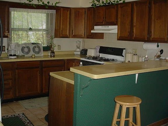 Large Kitchen eat-in w/breakfast bar