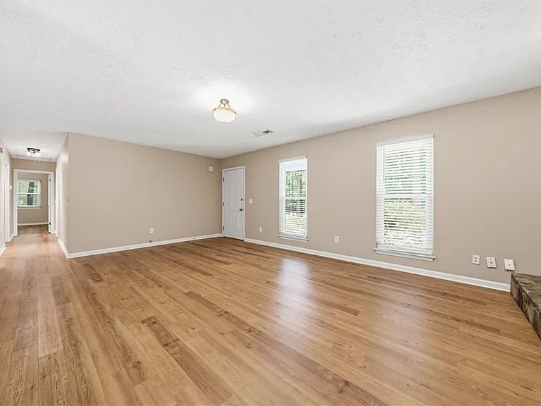 3773 Memorial Pkwy NW — Photo 6