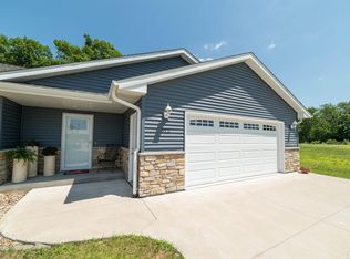 312 E River Ct, Camanche, IA 52730