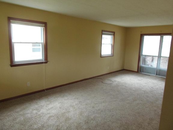 3rd image of 726 Bishop Dr