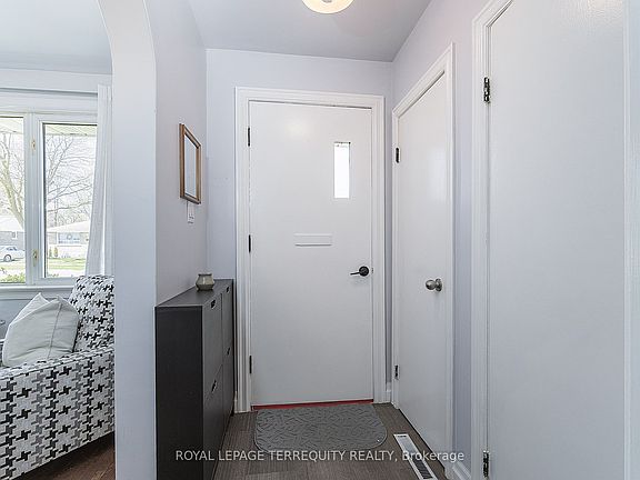 2nd image of 32 Admiral Rd