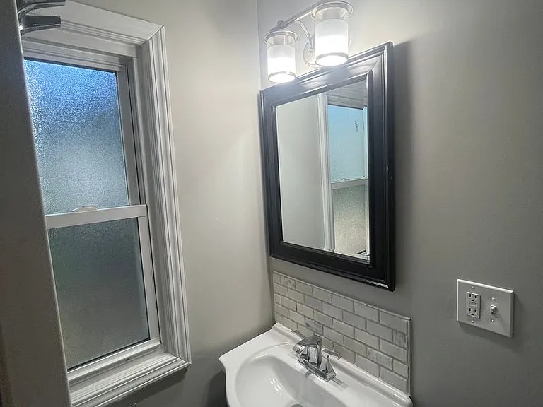 256-258 Woodbine Ave — Photo 11
