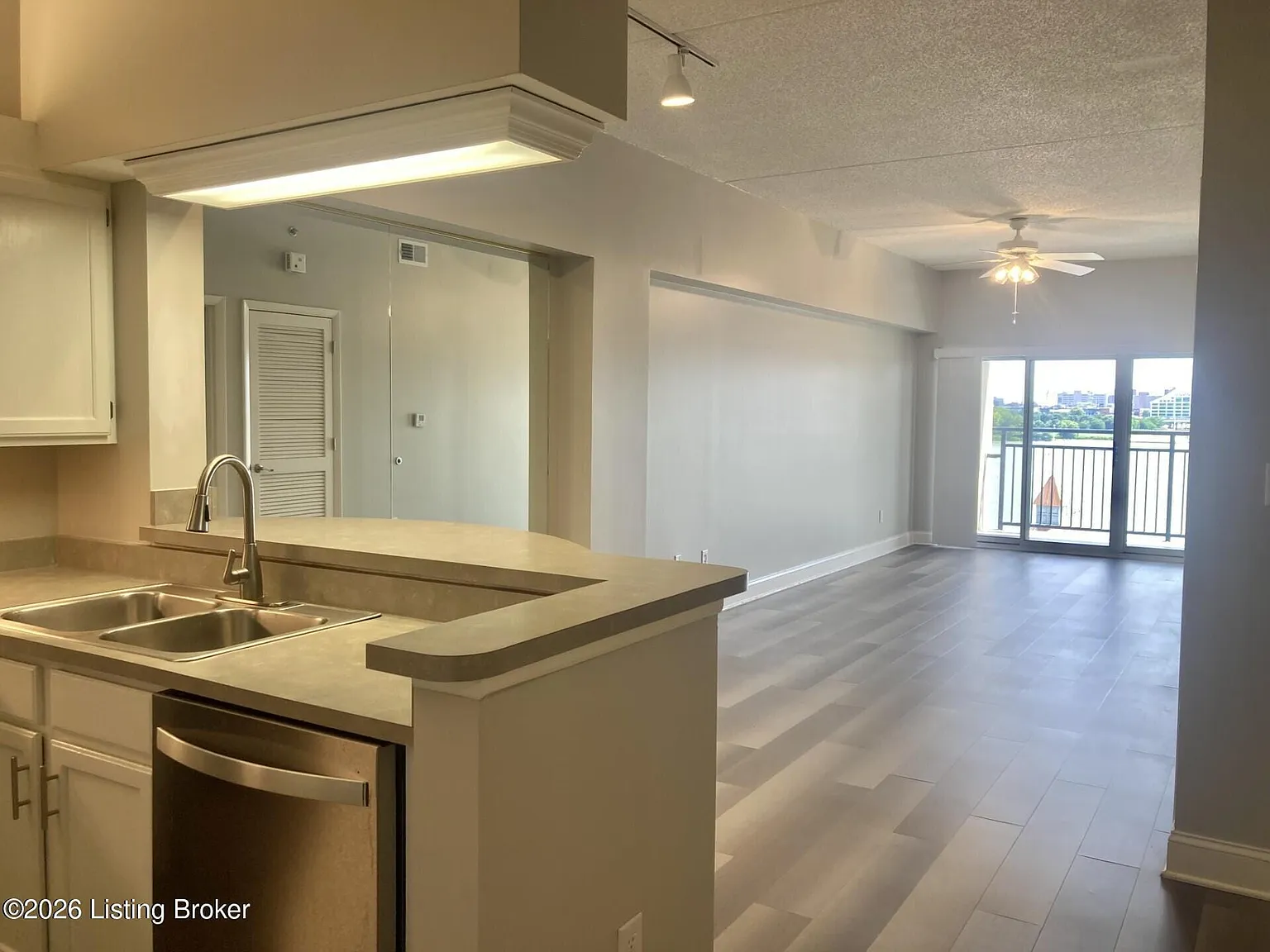 1 bed, 1.0 bath, 987 sqft, $1,900 — Photo 3