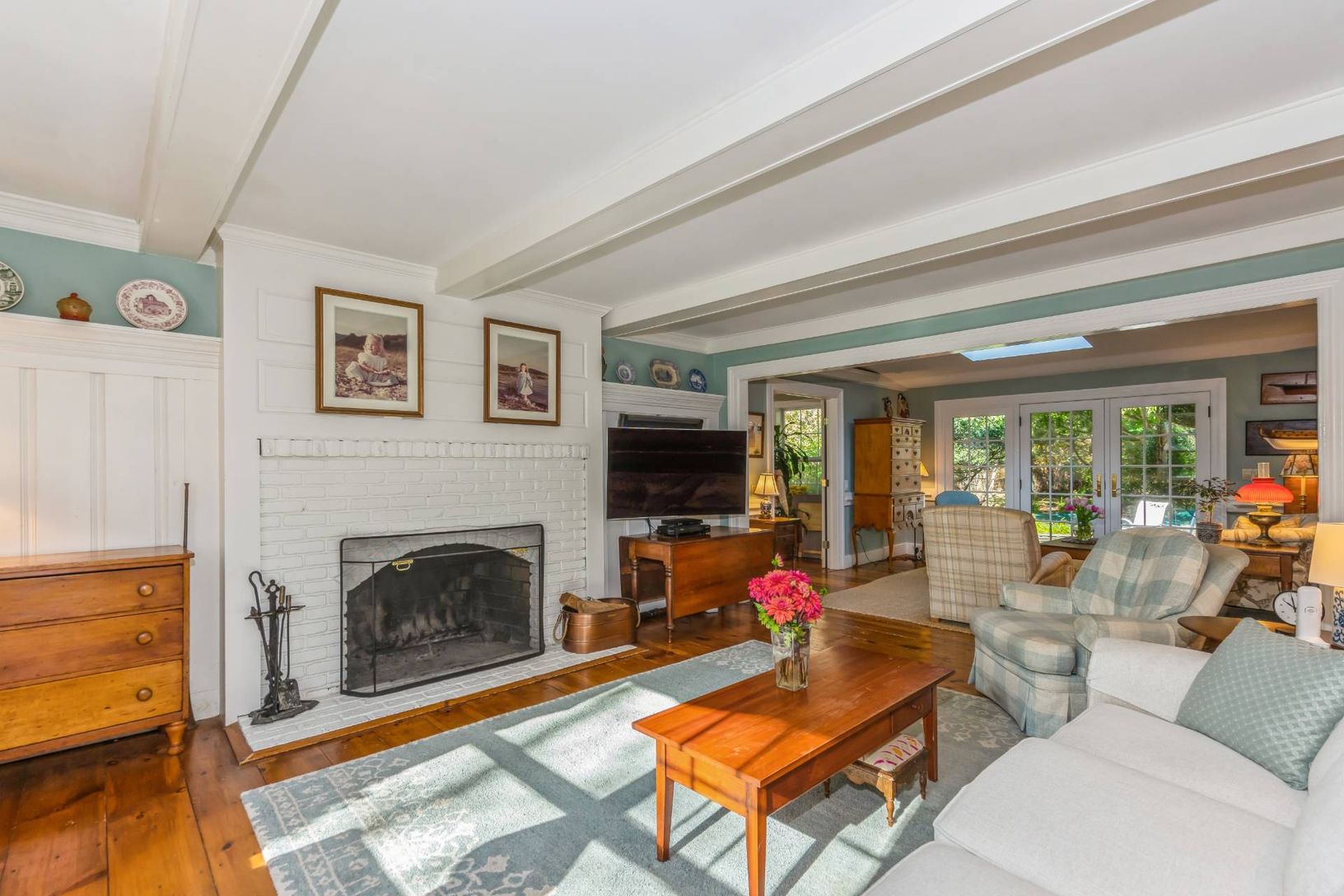  Living Room with Fireplace 