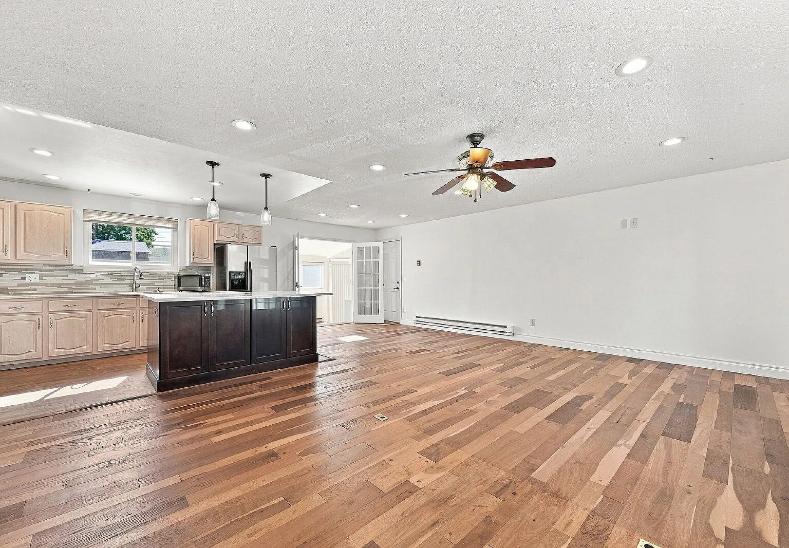 4 bed, 2.0 bath, 2200 sqft, $2,895 — Photo 2