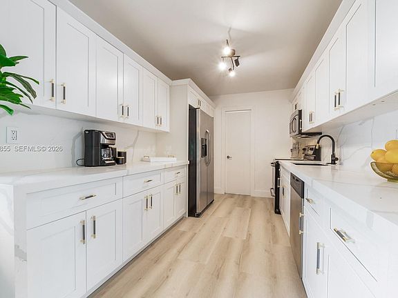 4th image of 18641 Belview Dr #O