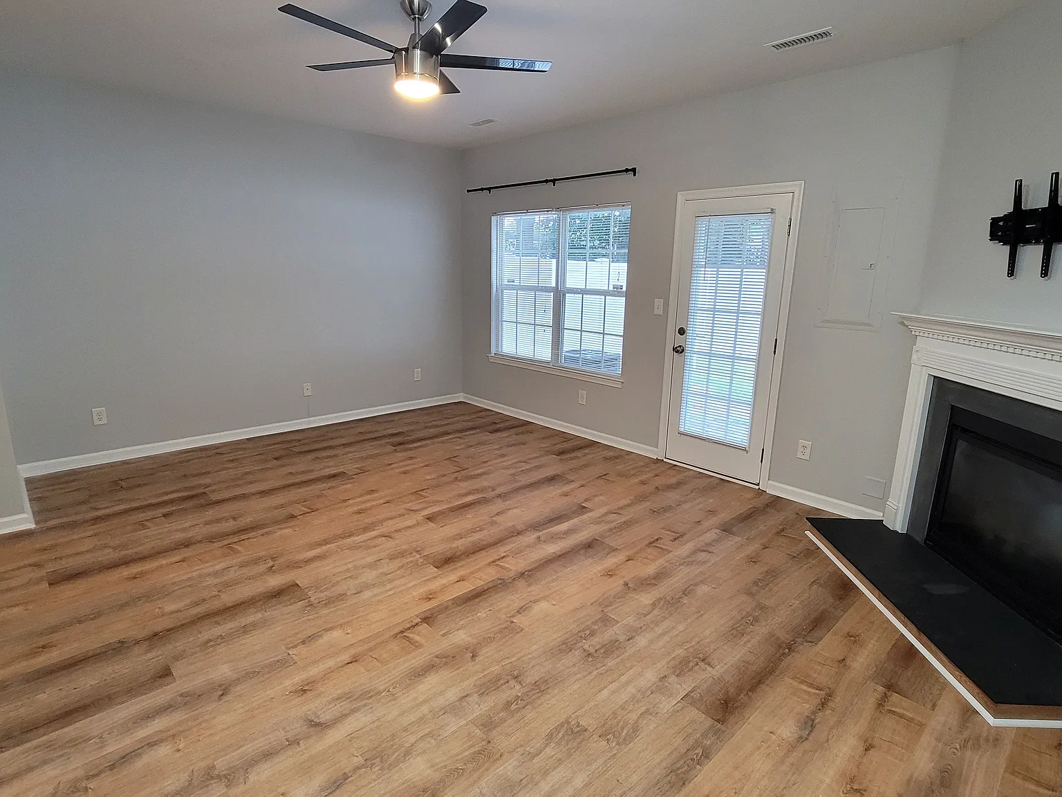 3 bed, 2.5 bath, 1335 sqft, $1,900 — Photo 3