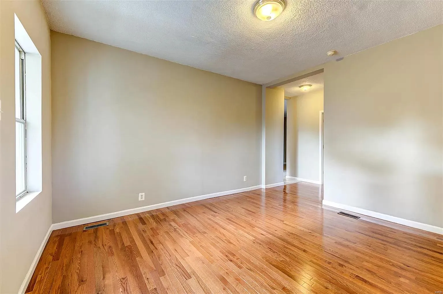 3 bed, 928 sqft, $1,350 — Photo 4