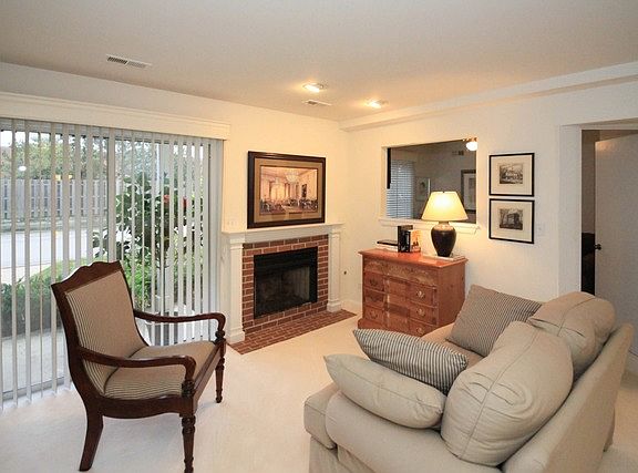 4th image of 501 E Windgate Ct
