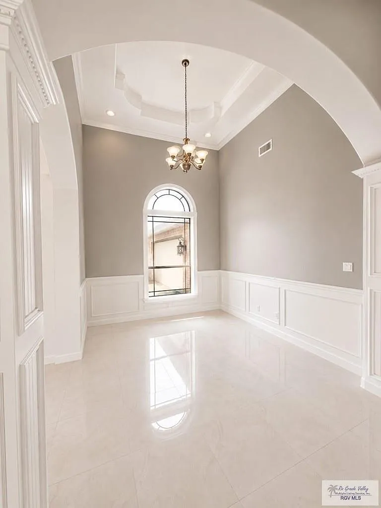 4 bed, 2.5 bath, 2455 sqft, $2,900 — Photo 2